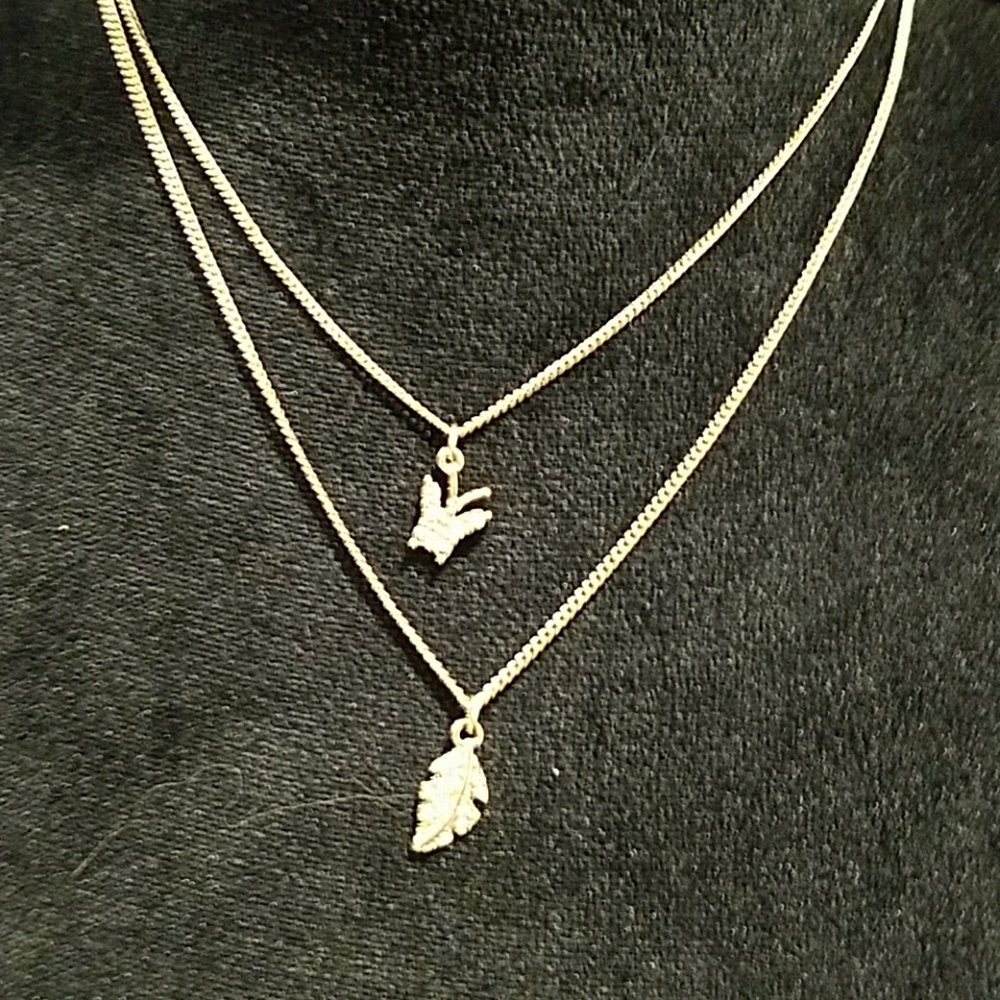 Gold costume necklace, with 2 length chain.